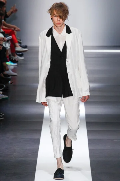 Look 16